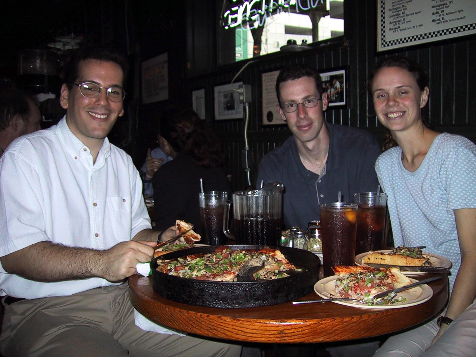 Deep dish pizza2.JPG (215199 bytes)
